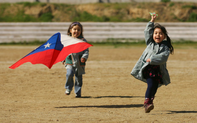 Niños juegan con volantines